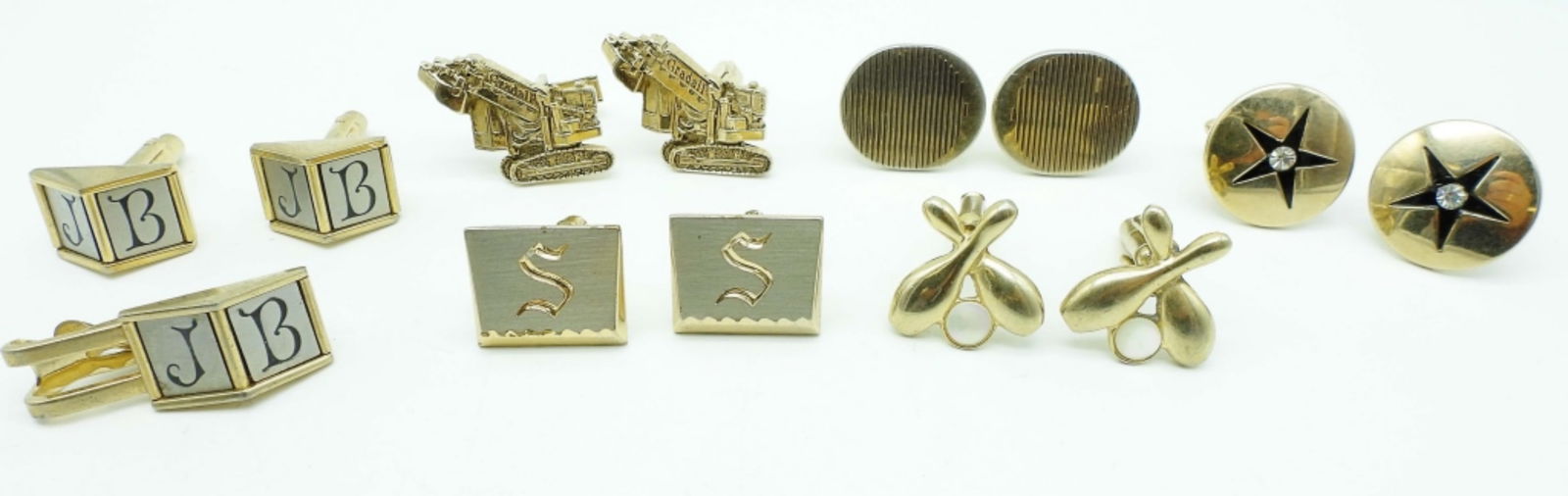 MEN'S GOLD TONE CUFFLINKS (1 of 5)