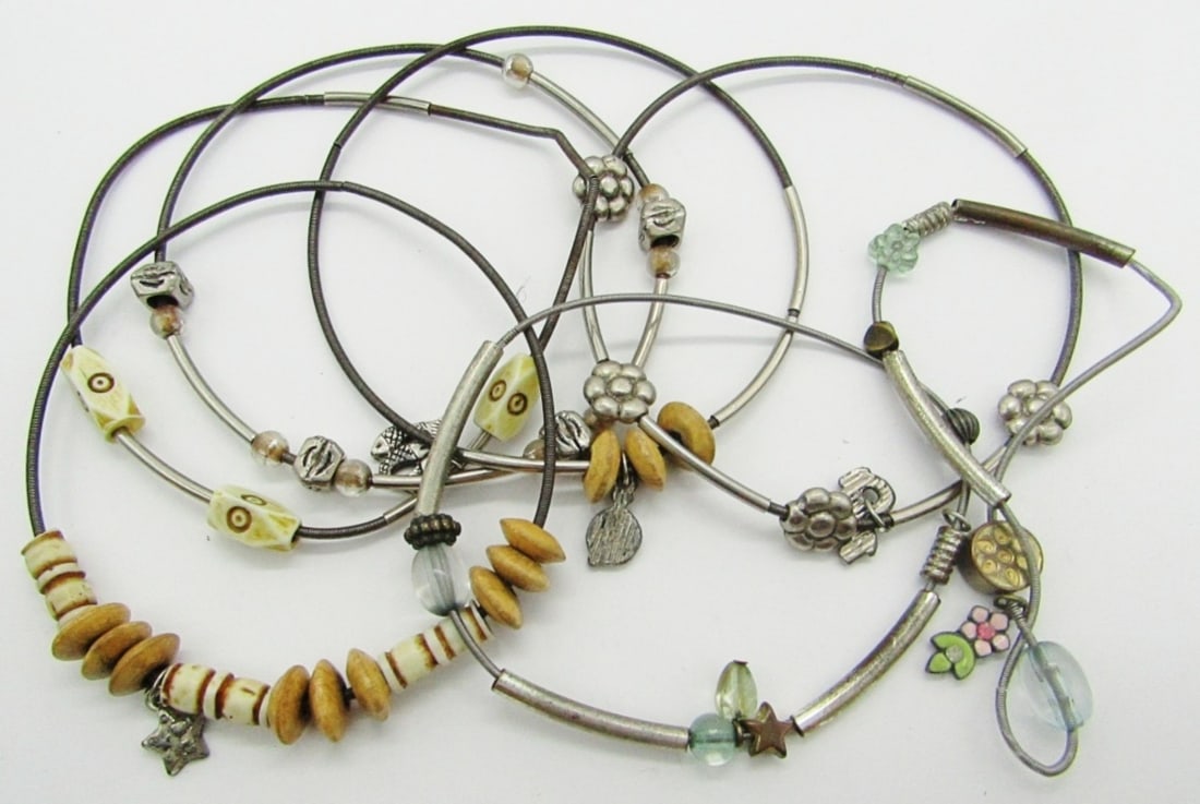 SET OF (7) WIRE CHARM BRACELETS: 3" DIAMETER SPRING/COIL WIRE BANDS WITH VARIOUS BEADS & CHARMS.