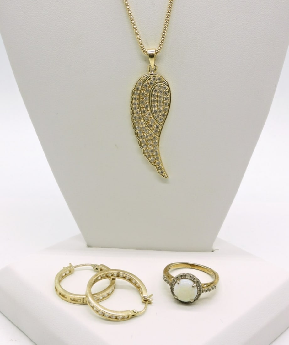 Gold Tone 925 Jewelry Lot: 20 inch necklace with Angel Wing pendant, ring size 7, and one pair earrings. DWT 8.9