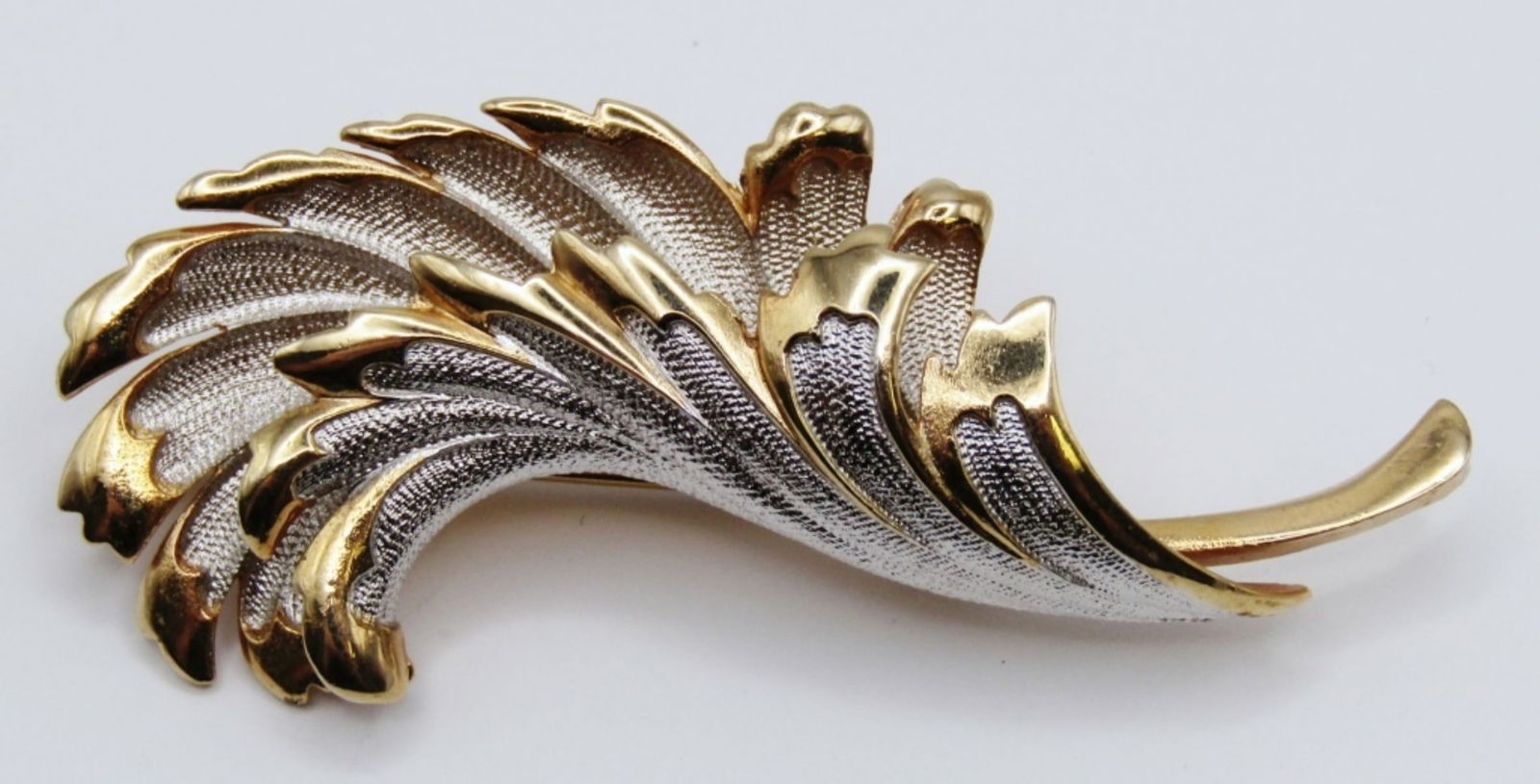 STUNNING KRAMER TWO-TONE LEAF BROOCH (1 of 3)