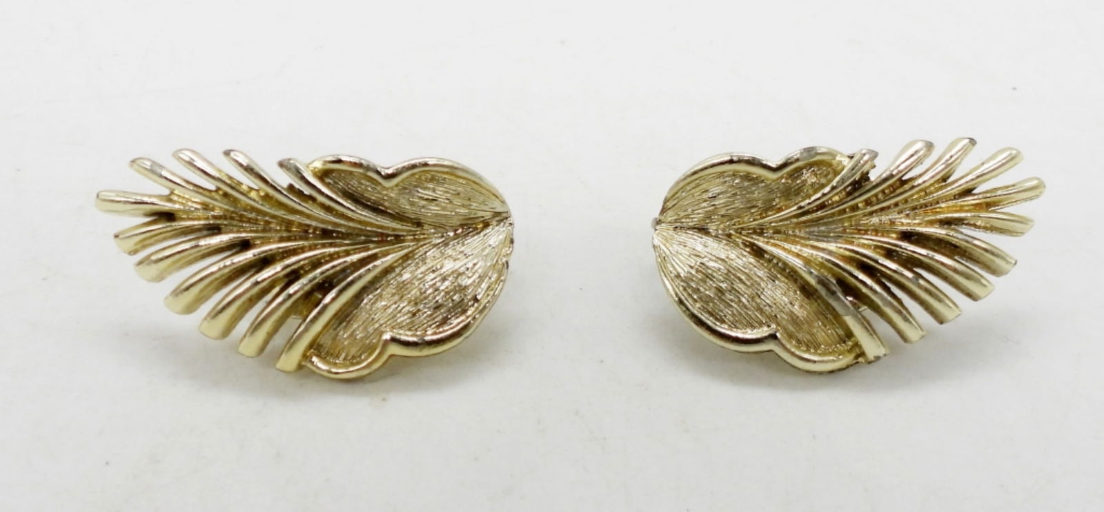 VINTAGE CORO GOLD TONE LEAF EARRINGS (1 of 2)