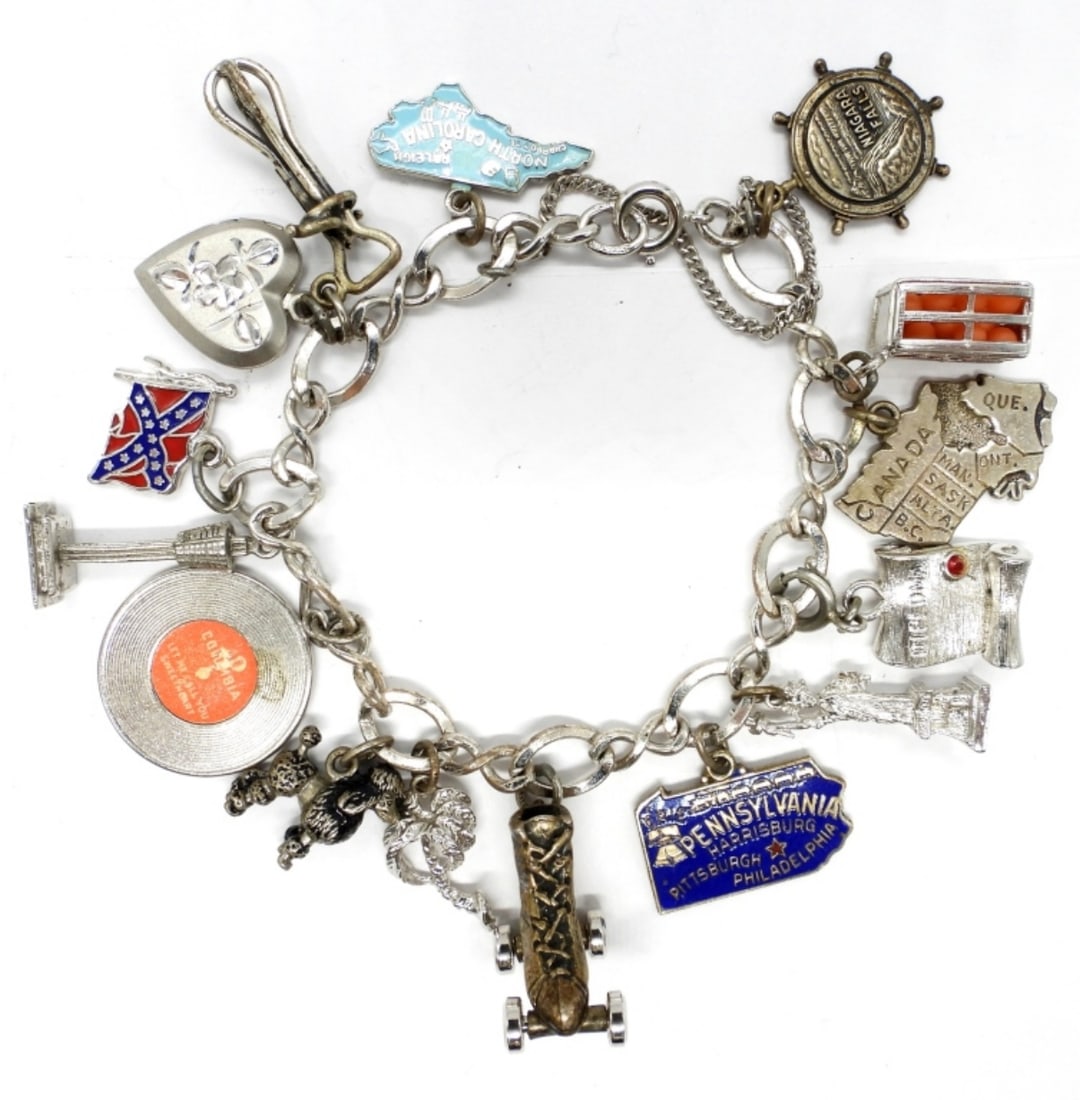 VINTAGE TRAVEL SOUVENIR CHARM BRACELET: 28.2 DWT. 2.25" BRACELET WITH 14 CHARMS, SEVERAL STAMPED