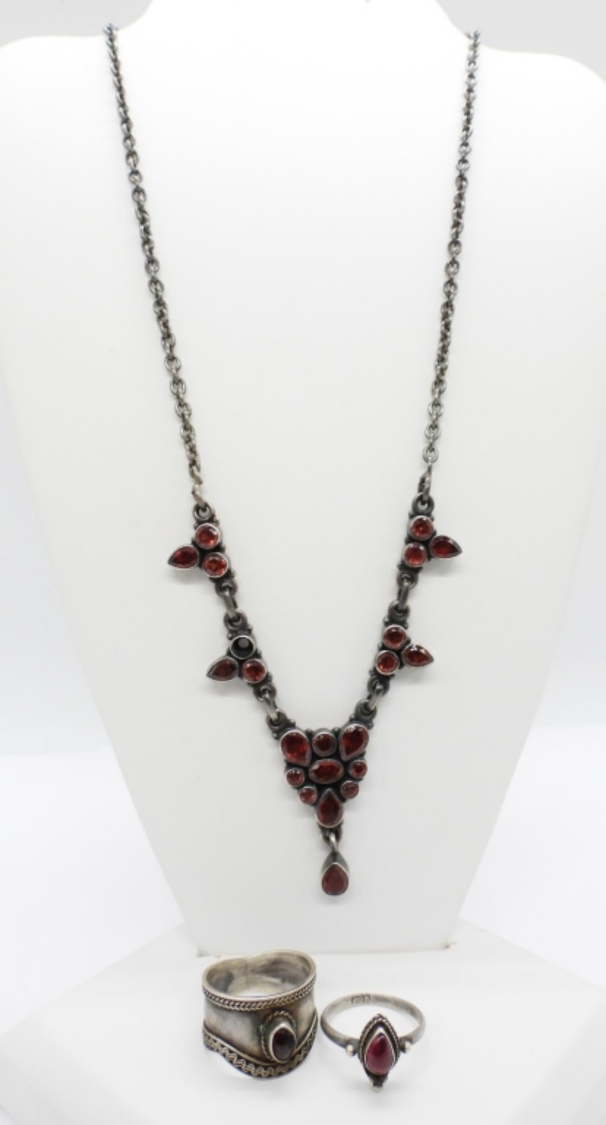 GARNET COLORED NECKLACE & RINGS: 18 DWT. 17" NECKLACE, SIZE 6.5 & 8.25 RINGS. ALL STAMPED