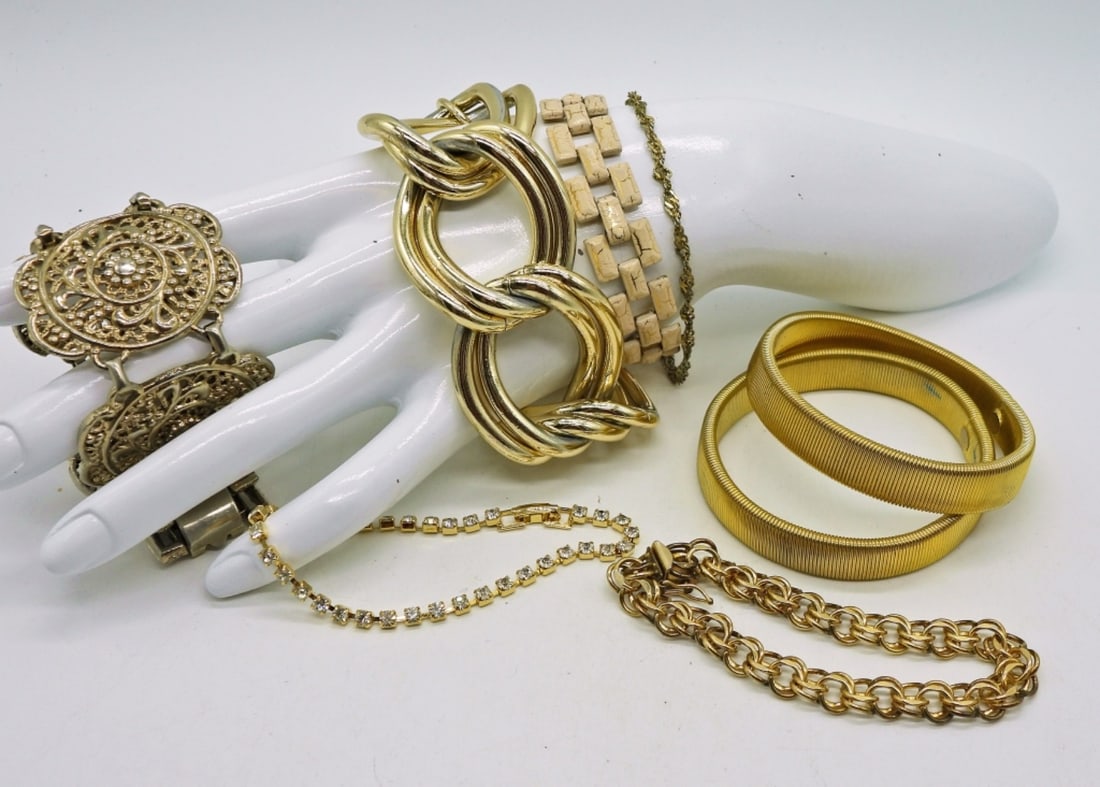 LOT OF 8 BRACELETS- DIFFERENT STYLE (1 of 2)