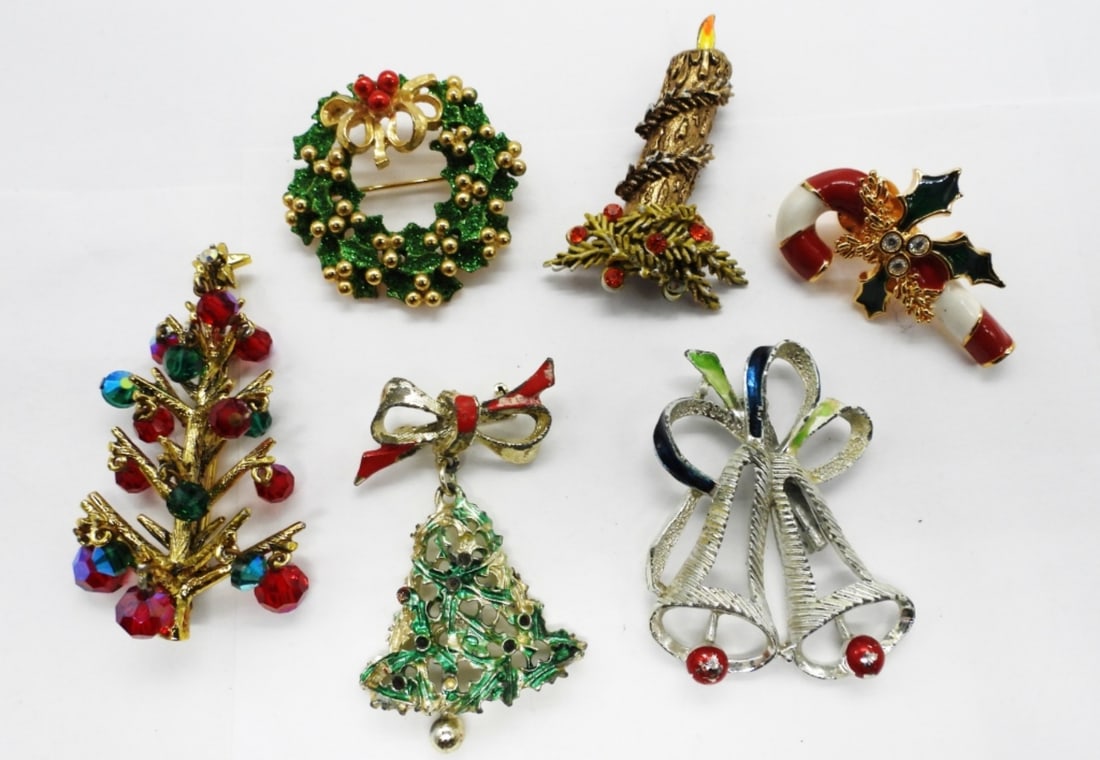 6 Vintage Christmas Pins (1 of 3)
