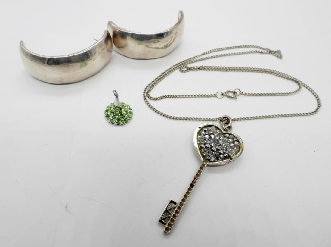 Swarovski Pendant, Uranium Pendant & More: Silver Tone Swarovski Crystal Brand Heart Key Pendant with a lot of clear crystals on a 22" chain. This piece looks like its missing something, may not be as whole as it was when it was New. Super Cut