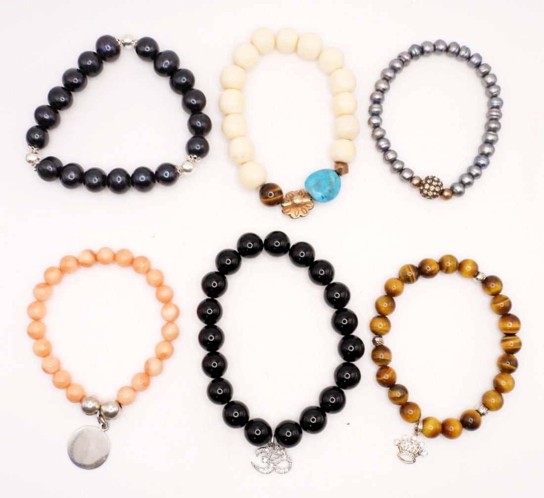 925 Beaded Boho Bracelets: Six stretch Boho style bracelets in various natural stone varieties and sizes. In great shape! (DWT 80.7)