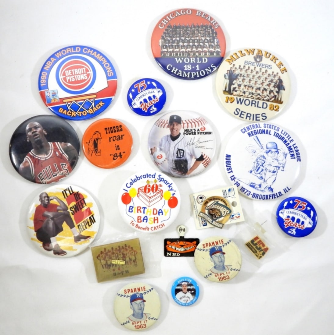 (17) VINTAGE SPORTS BUTTONS: MICHAEL JORDAN & MORE
