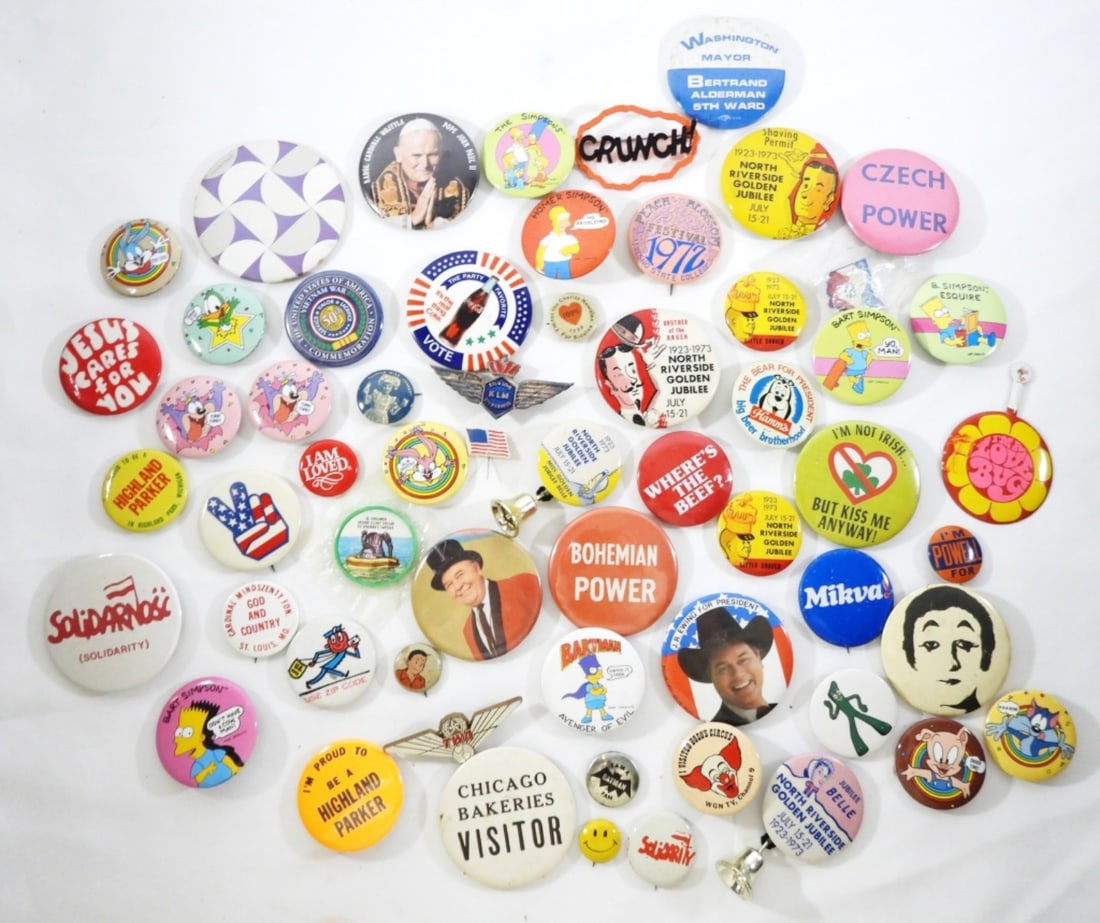 (54) VINTAGE NOVELTY BUTTONS (1 of 4)