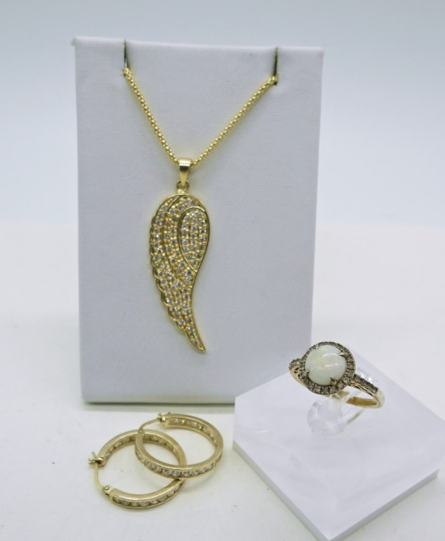 Gold Tone 925 Jewelry Lot: 20 inch necklace with Angel Wing pendant, ring size 7, and one pair earrings. DWT 8.9