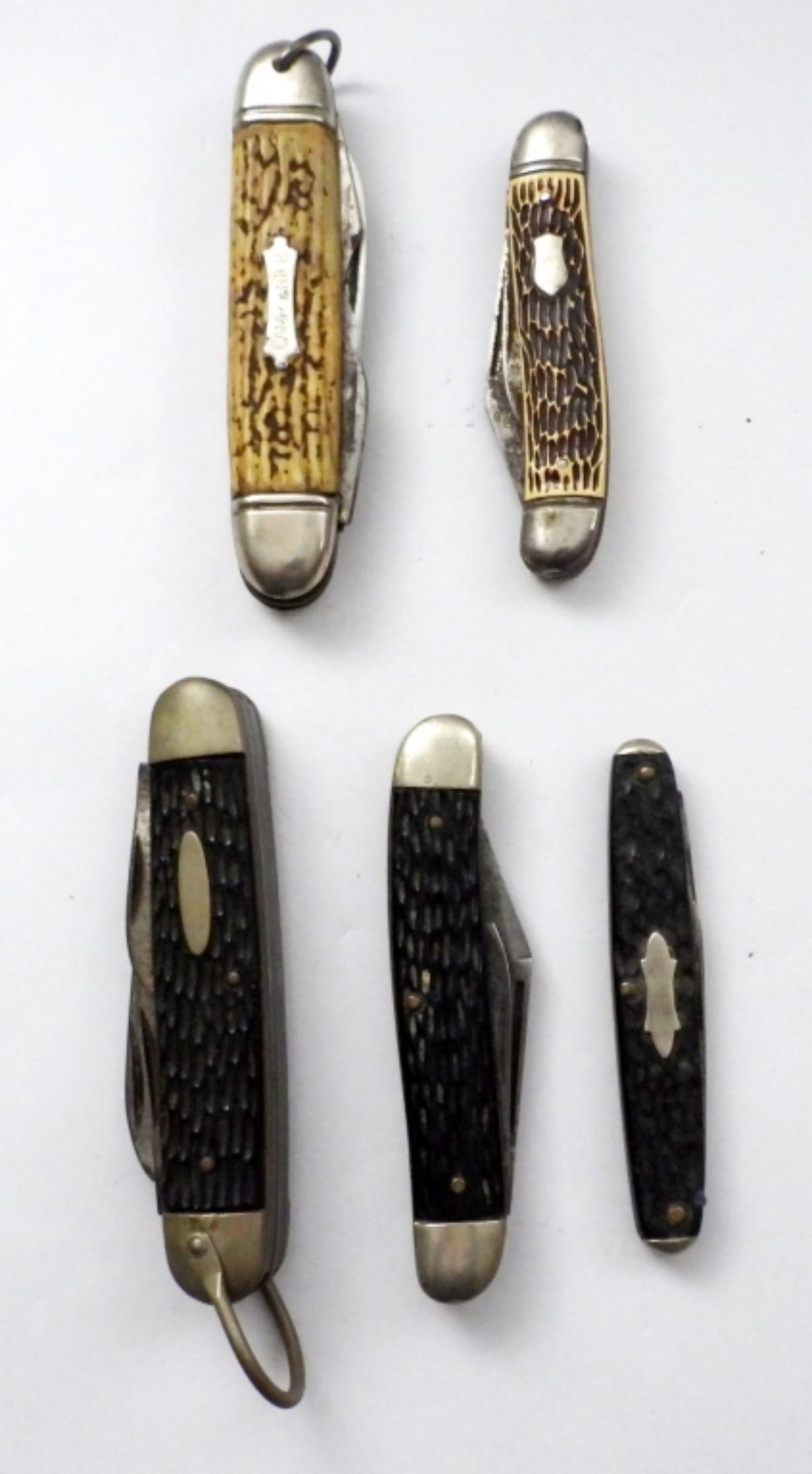 (5) VINTAGE JIGGED BONE HANDLE KNIVES: IMPERIAL, KINGSTON & MORE, MULTI-BLADE POCKET KNIVES WITH JIGGED BONE HANDLES, BLACK, BROWN, TAN - USED CONDITION