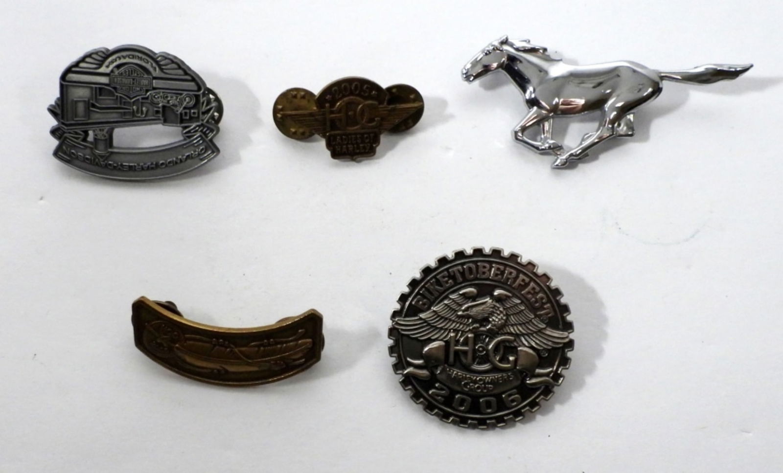 (4) HARLEY DAVIDSON PINS (1) MUSTANG (1 of 3)