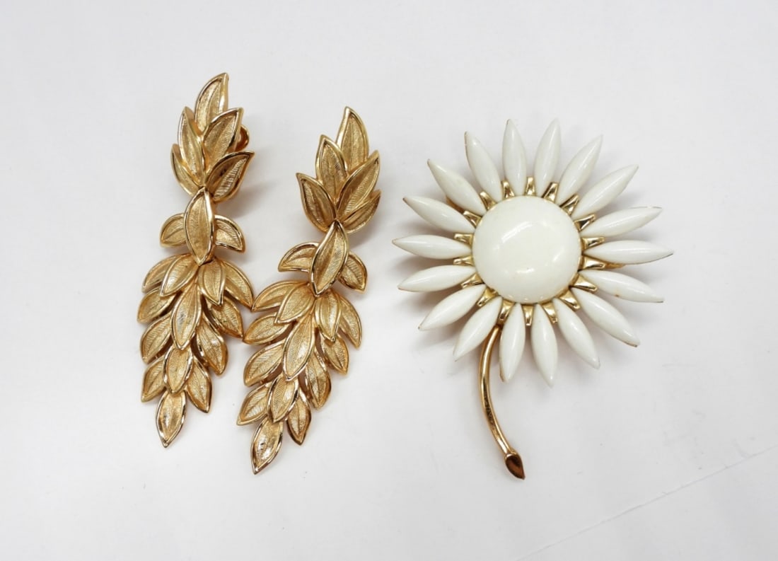 TRIFARI BROOCH & EARRINGS: TRIFARI GOLD TONE SUNFLOWER BROOCH AND LEAF EARRINGS. BROOOCH MEASURES 2.5"x2". EARRINGS ARE 2.5" LONG.