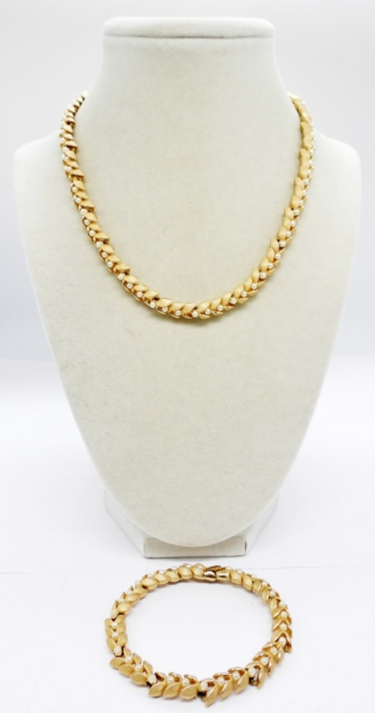 TRIFARI MATCHING NECKLACE & BRACELET (1 of 4)