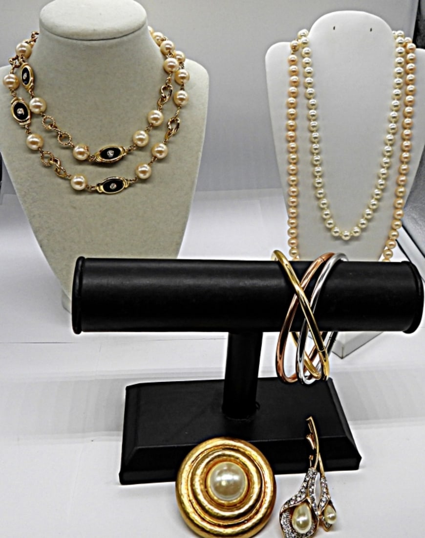 BEAUTIFUL FAUX PEARL LOT (1 of 4)