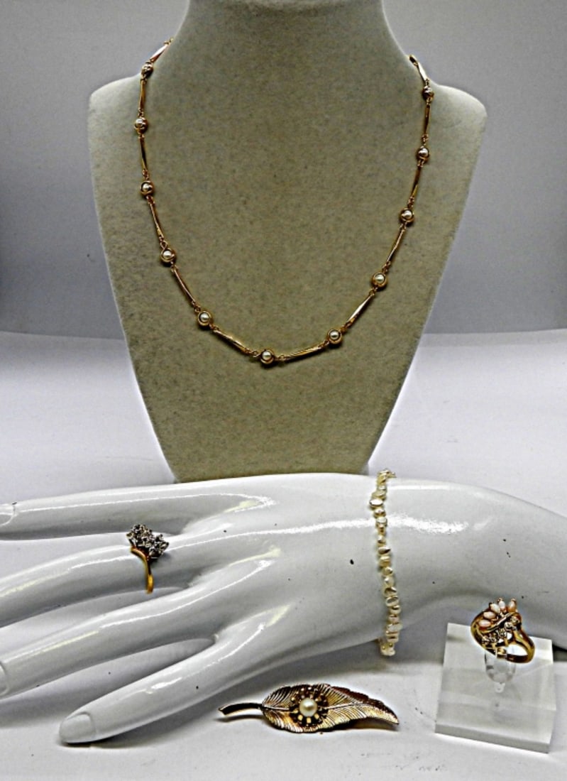 GOLD TONE JEWERLY LOT (1 of 5)