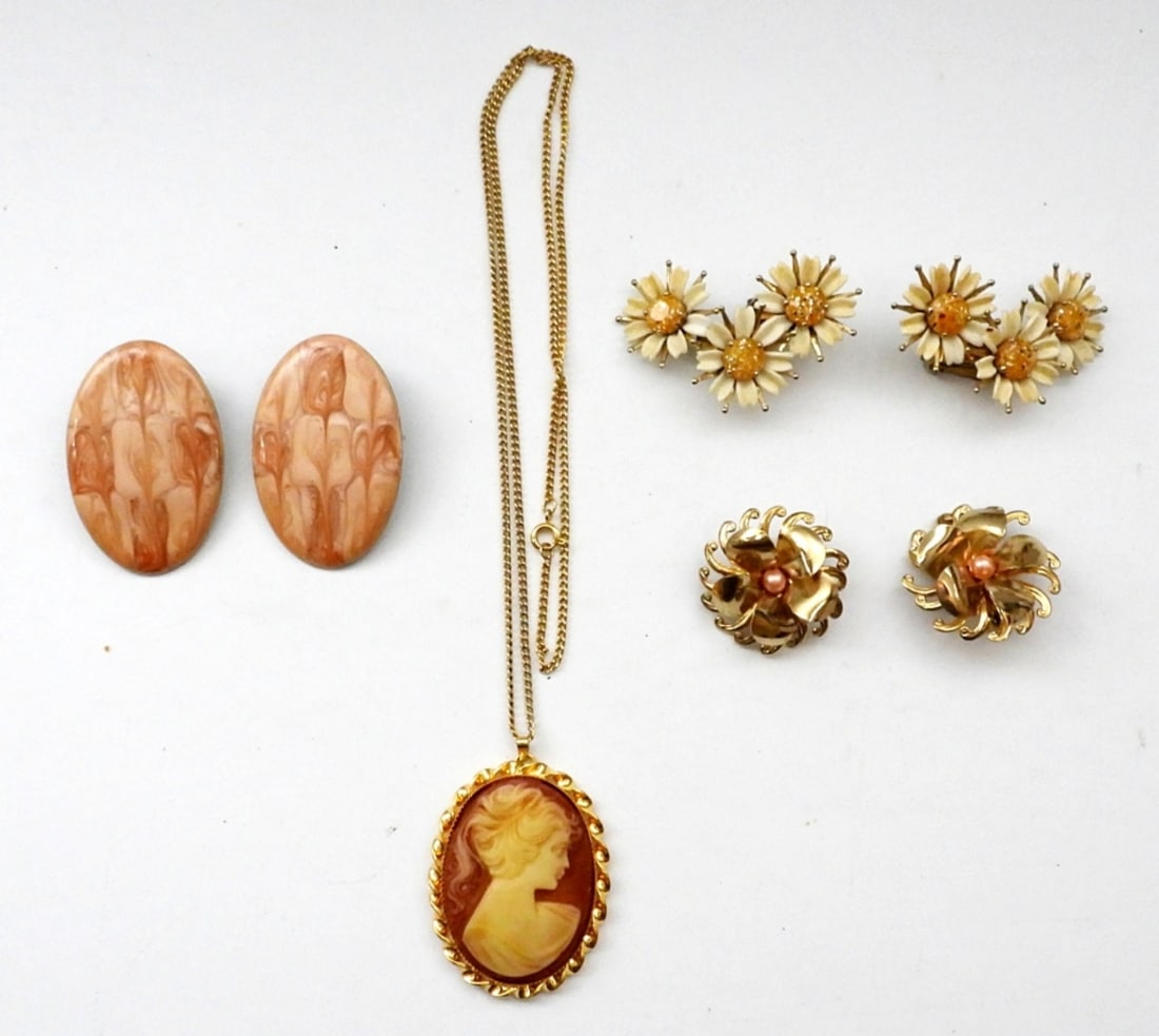 CAMEO PENDANT NECKLACE & (3) EARRINGS: CAMEO PENDANT GOLD TONE 24" CHAIN, (3) PAIRS OF EARRINGS, FLOWER, SMOOTH NATURAL STONE
