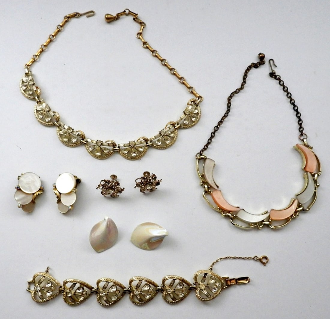 VINTAGE GOLD TONE GEM JEWELRY LOT (1 of 3)
