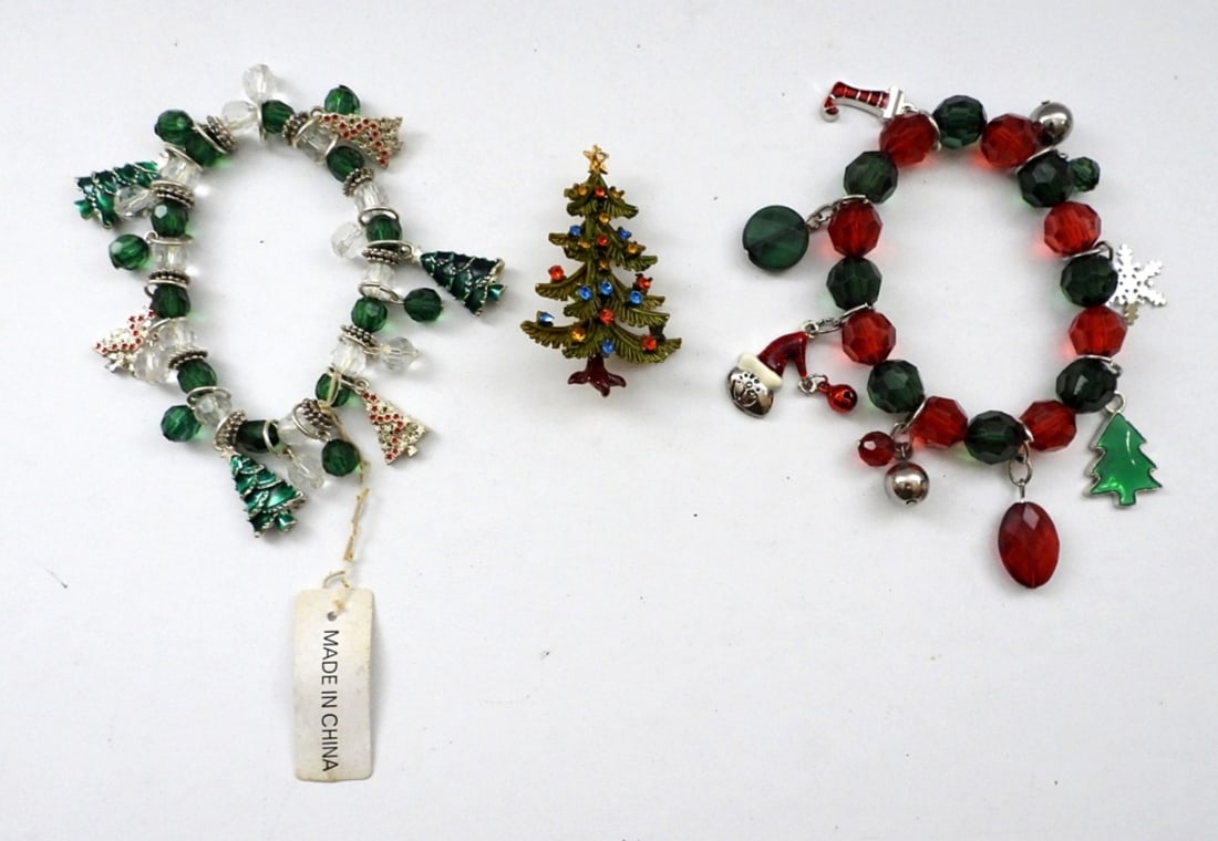 (2) CHRISTMAS CHARM BRACELETS & BROOCH: STRETCHY BRACELETS WITH BEADS & CHRISTMAS CHARMS, CHRISTMAS TREE BROOCH PIN
