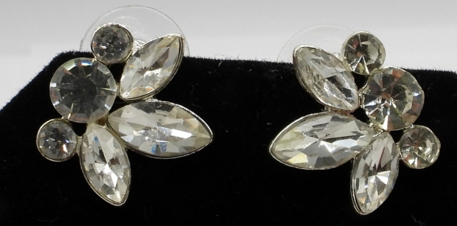 RHINESTONE STUD EARINGS: BEAUTIFUL PERFECT CONDITION EARING SET