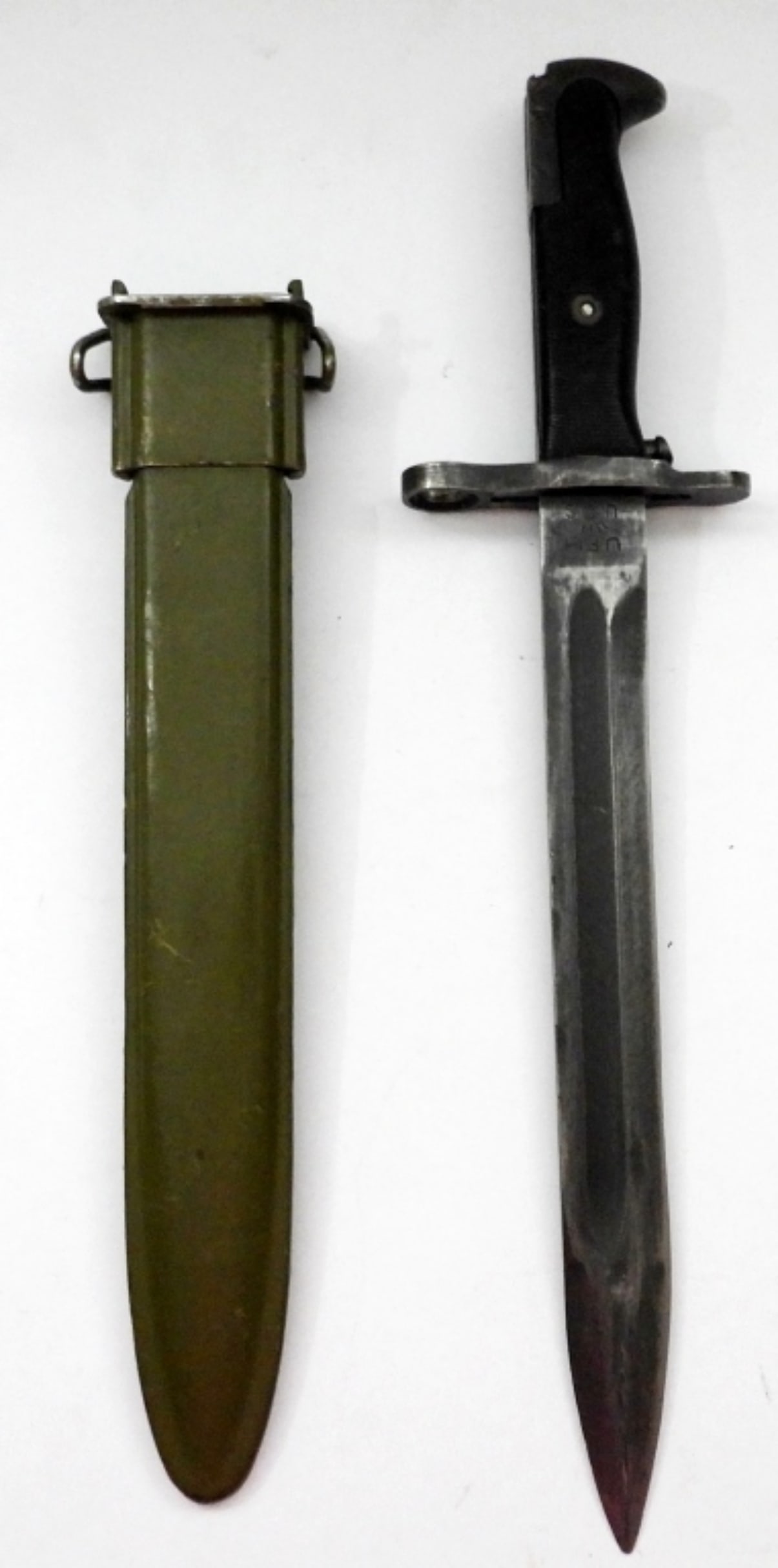 WWII U.S. MILITARY UFH BAYONET: M1 GARAND RIFLE BAYONET WITH SCABBARD, 10" BLADE