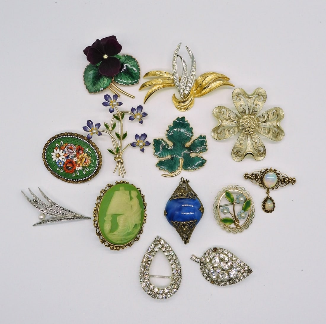 13 VINTAGE BROOCHES (1 of 1)