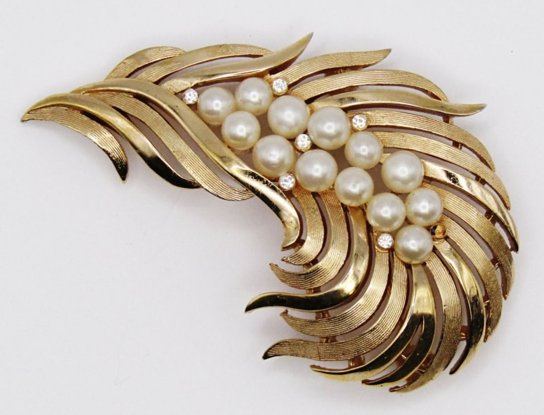 TRIFARI GOLD TONE & PEARL FEATHER BROOCH: CROWN TRIFARI. 2.25" MISSING 1 ACCENT RHINESTONE