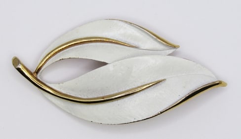 VINTAGE SARAH COV ENAMEL LEAF PIN