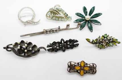 8 VINTAGE BROOCHES-MANY STYLES