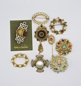 9 VINTAGE BROOCHES/PINS