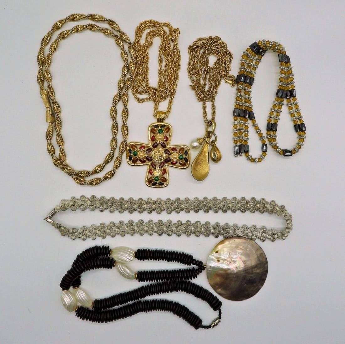 6 GOLD TONE FASHION NECKLACES (1 of 5)