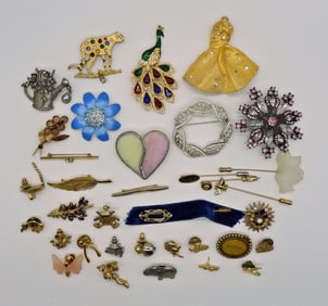35 BROOCHES & PINS