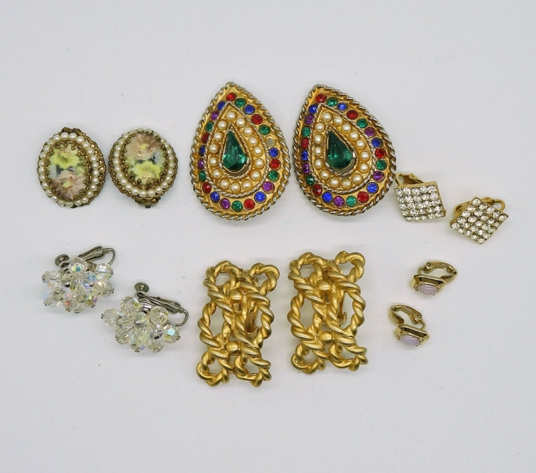 6 PAIR OF VINTAGE CLIP ON EARRINGS: 6 PAIR OF GOLD AND SILVER TONE, VINTAGE CLIP ON EARRINGS. SMALLEST PAIR IS AVON.