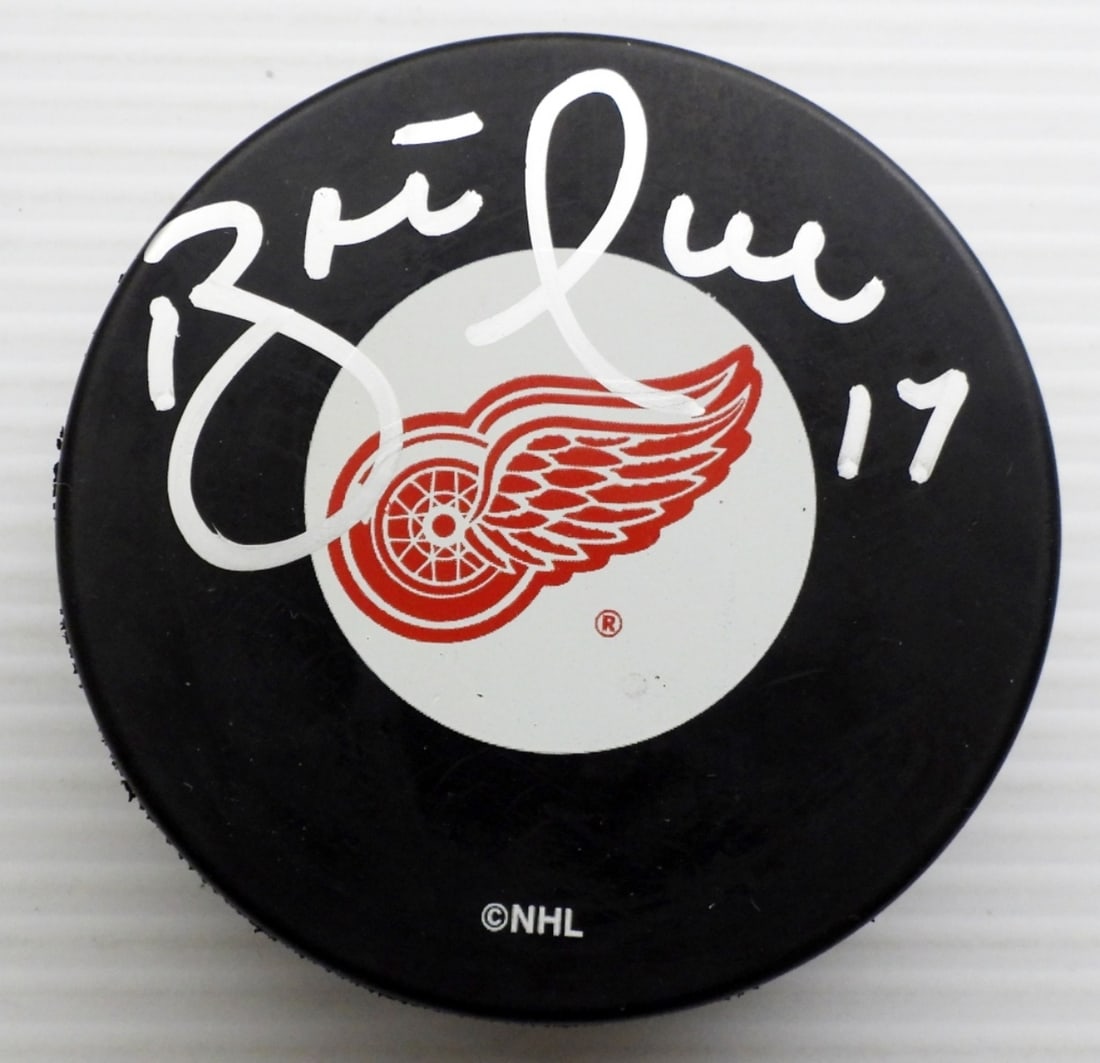 BRETT HULL "17" RED WINGS SIGNED PUCK (1 of 2)