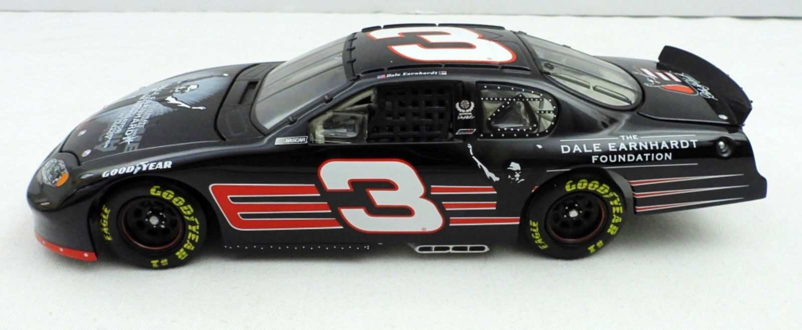 ACTION COLLECTABLE THE DALE EARNHARDT CAR (1 of 5)
