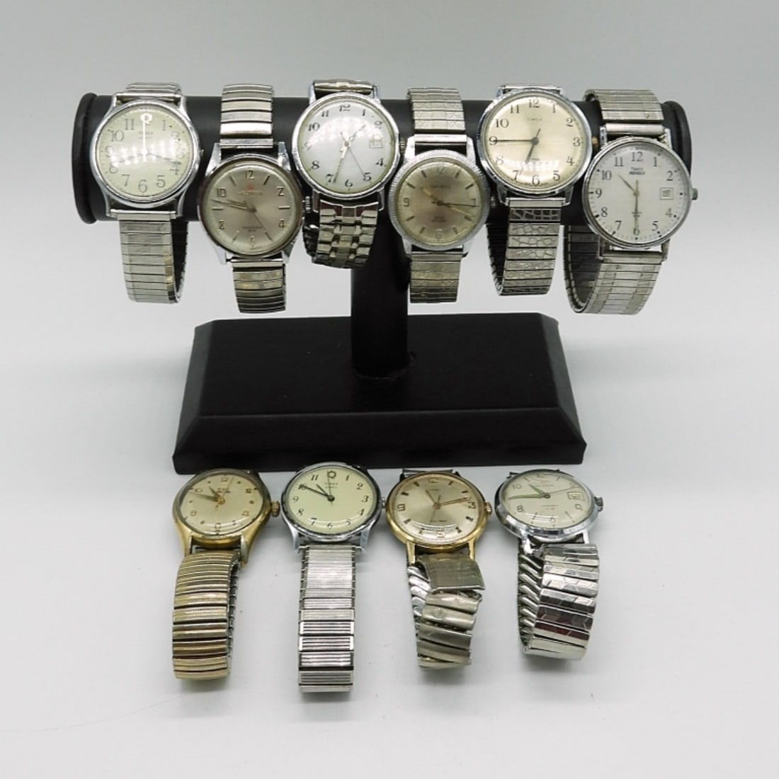 10 MEN'S VINTAGE SILVERTONE WATCHES: 10 SILVER TONE MEN'S VINTAGE WATCHES. TIMEX, CARAVELLE, BENRUS, HELBROS. SEE PHOTOS (NOT TESTED AS TO WORKING OR NOT)