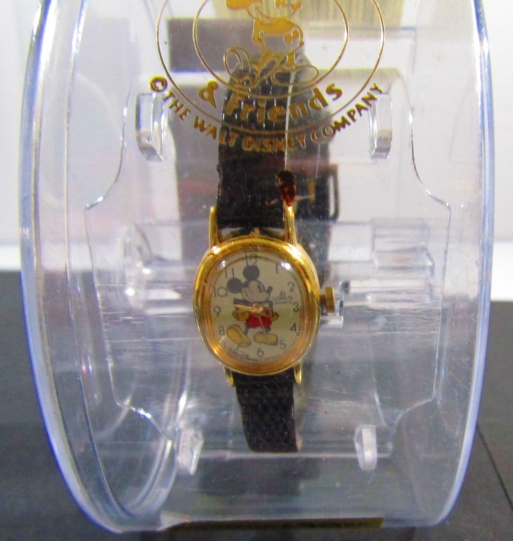 VINTAGE LORUS DISNEY MICKEY MOUSE WATCH (1 of 5)