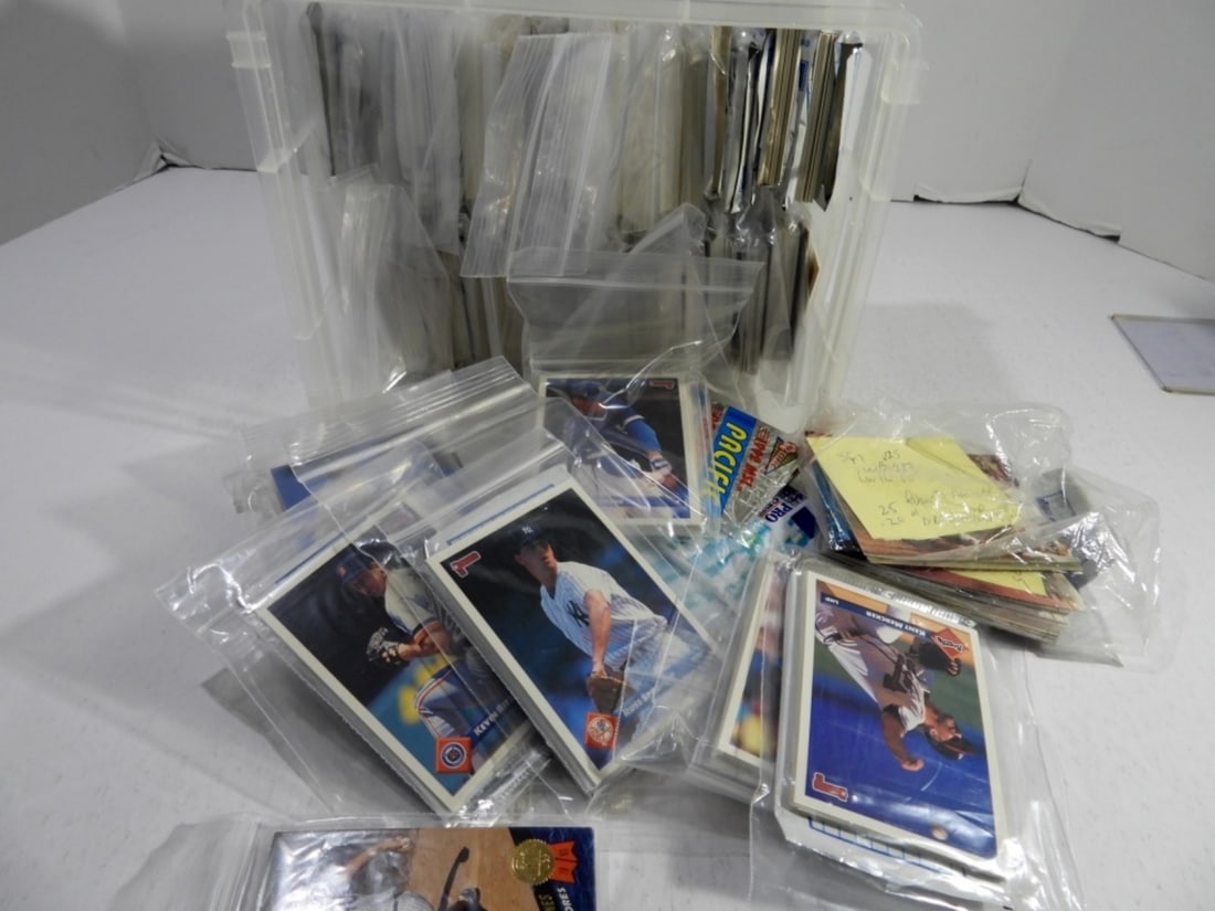 SMALL TOTE UNSEARCHED BASEBALL LOT: LOOKS TO BE MOSTLY EARLY 1990s - APPROX 800 CARDS