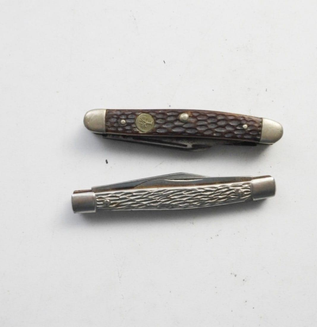 (2) SLIM POCKET FOLDING KNIVES: BLACK & SILVER TONE