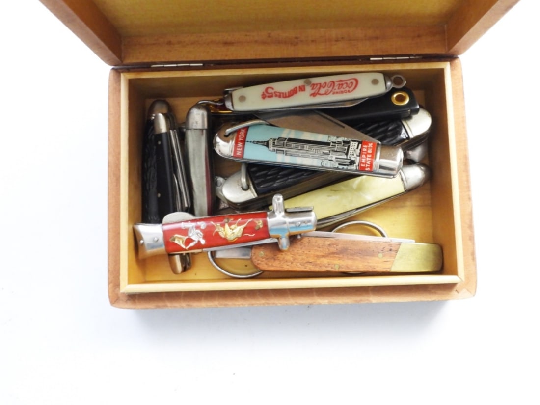 WOODEN BOX FILLED WITH POCKET KNIVES: SEE PICS