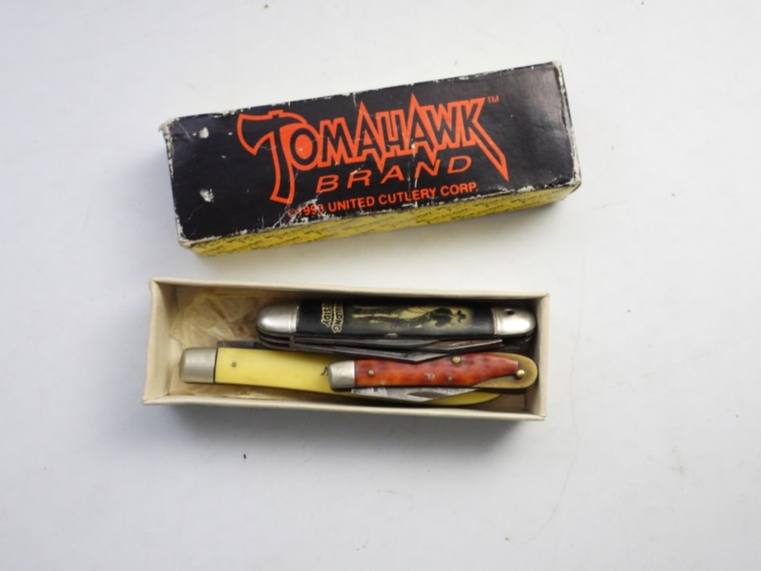 (3) FOLDING POCKET KNIVES IN BOX (1 of 2)