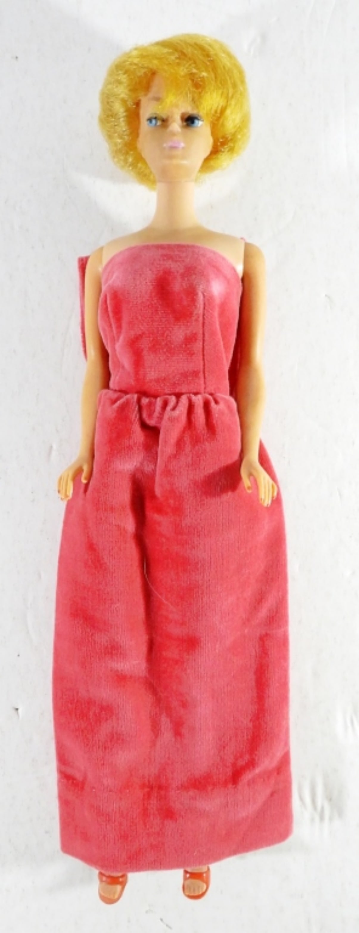 1962 VINTAGE MATTEL MIDGE: MIDGE BY BARBIE, BLONDE HAIR, STAMPED ON THE BUTT TRADEMARK, WITH A PAIR OF SHOES AND PINK GOWN, GOOD CONDITION, STRAIGHT LEG