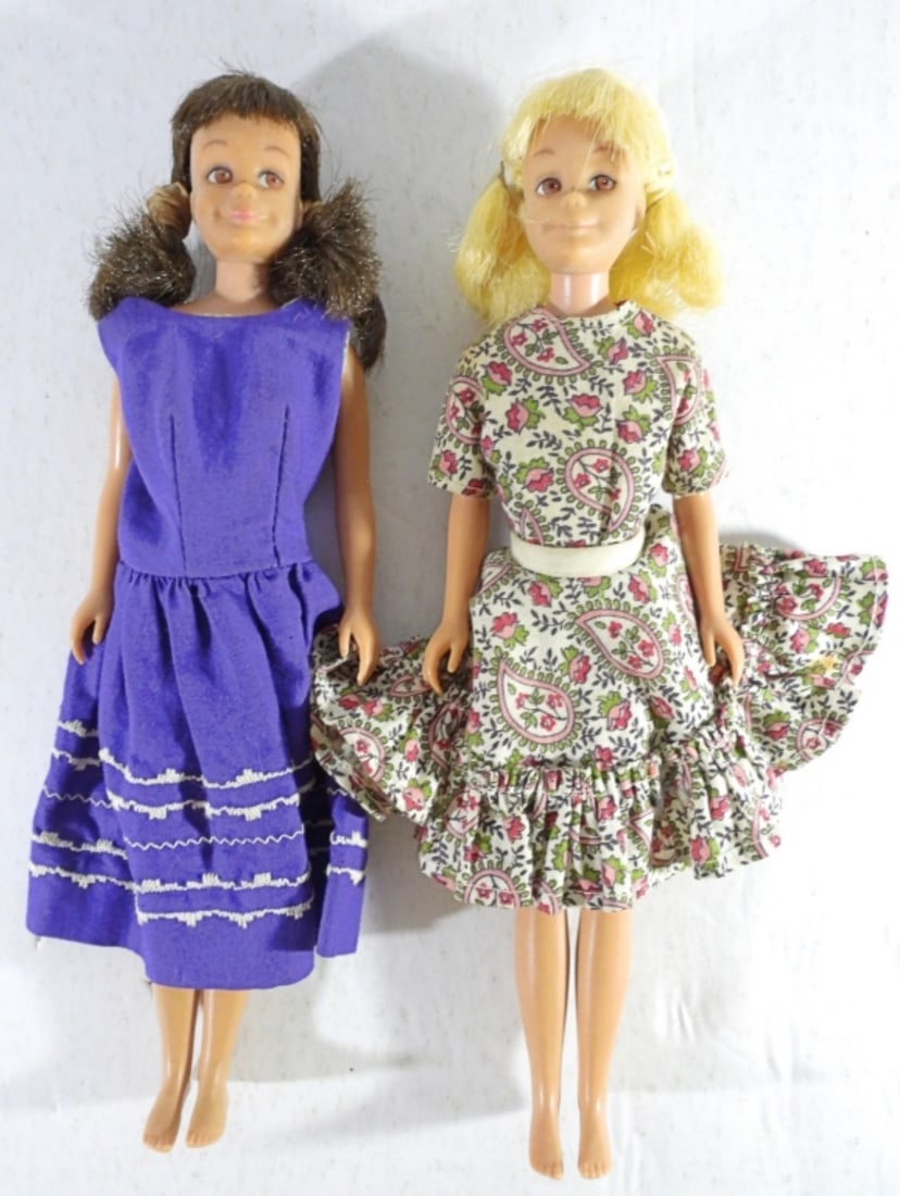 (2) VINTAGE MATTEL DOLLS: 1- BLONDE SKIPPER AND 1- BRUNETTE SKOOTER DOLL, BOTH WITH TRADEMARK ON THE BOTTOM, AND IN GOOD CONDITION, BOTH STRAIGHT LEGS