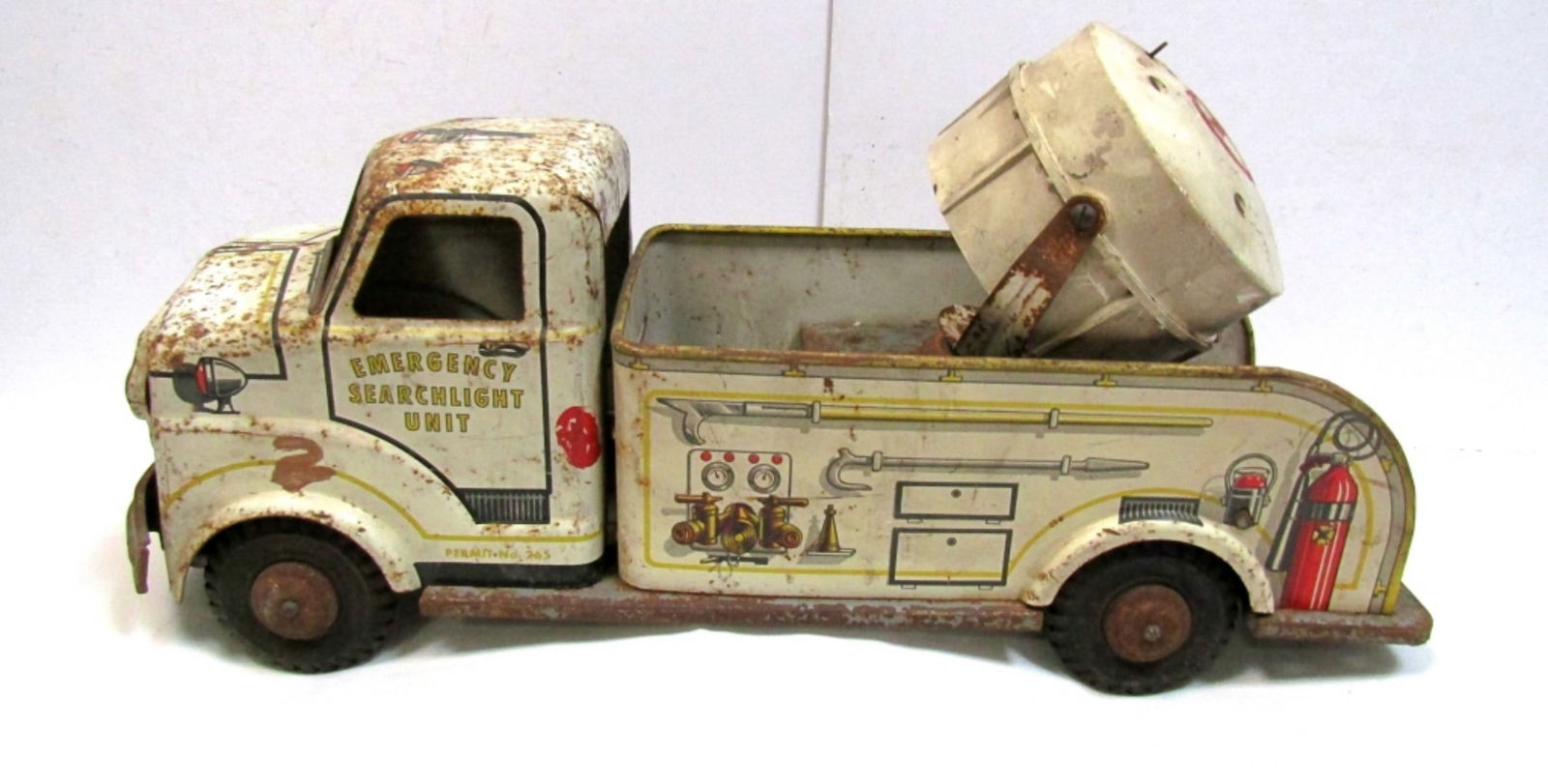 MARX SEARCH LIGHT METAL TRUCK: VINTAGE MARX METAL, SEARCH LIGHT BIG TOY TRUCK. RUSTY, SEARCH LIGHT DOES NOT WORK & IS BROKEN.