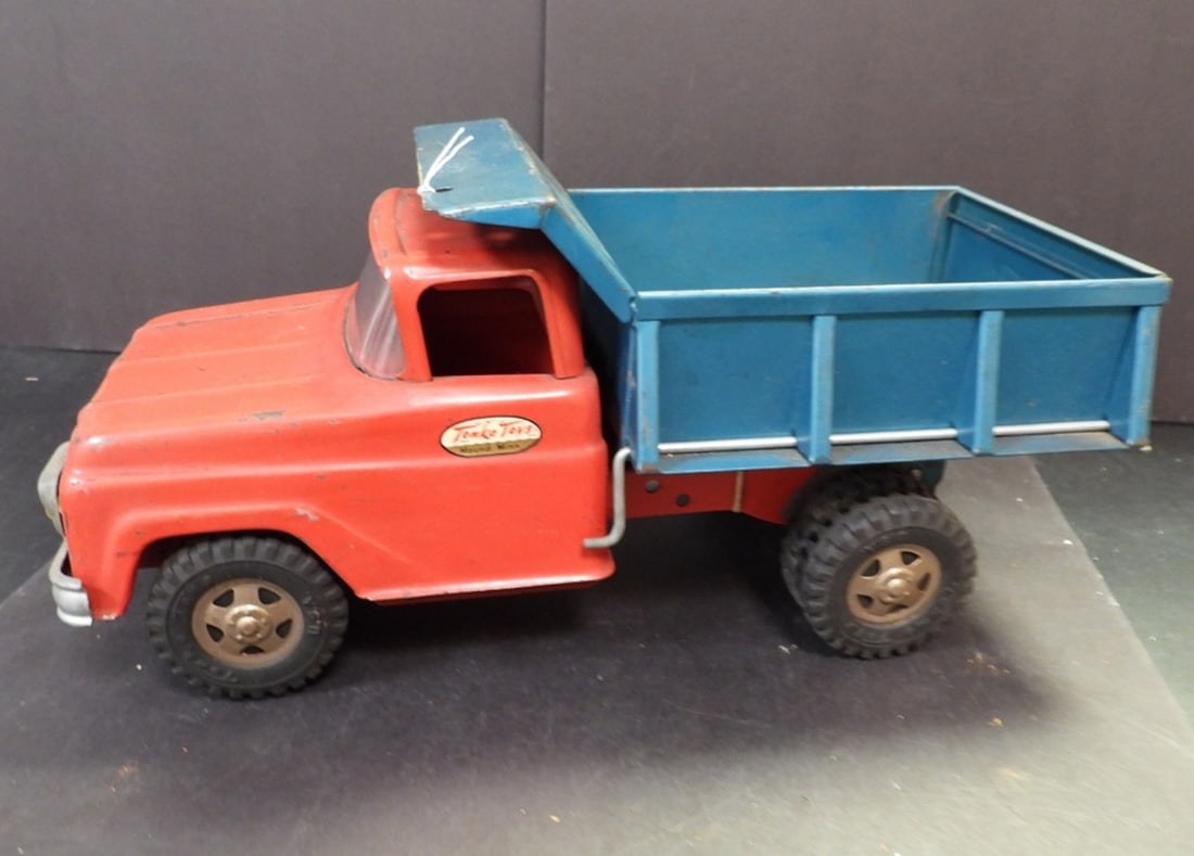 TONKA TOYS MANUAL DUMP TRUCK (1 of 4)