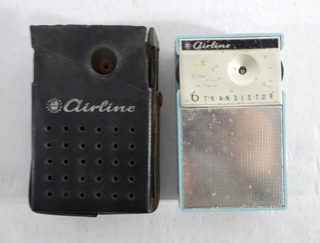 VINTAGE MONTGOMERY WARDS AM RADIO (1 of 5)