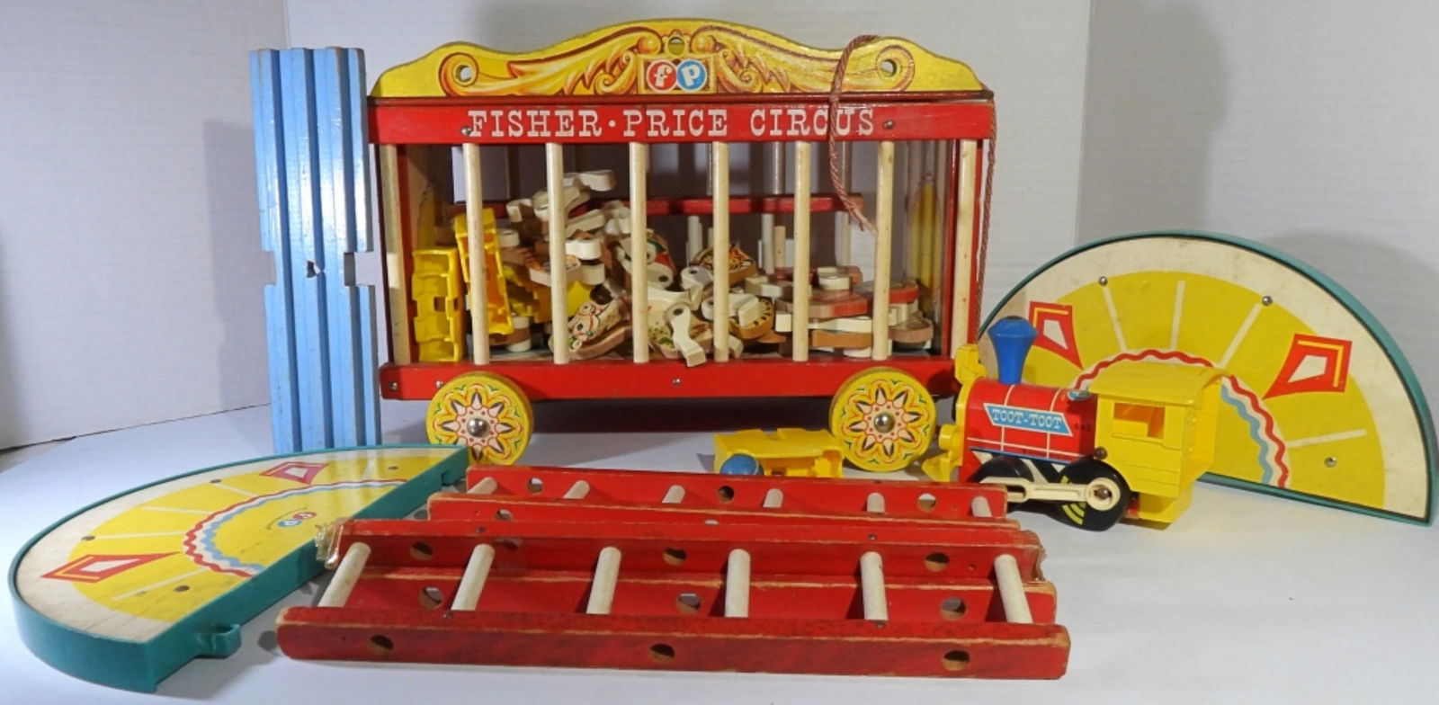 FISHER PRICE WOOD CIRCUS PLAY SET (1 of 9)