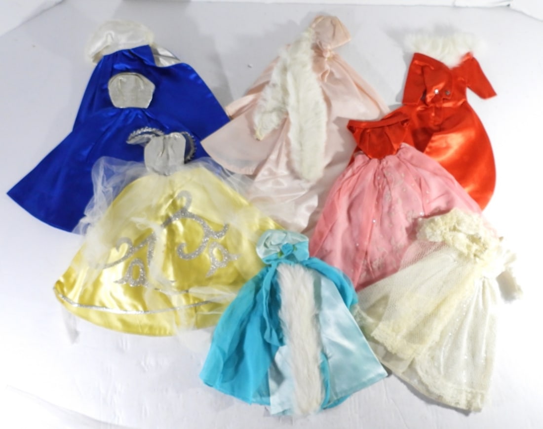 VINTAGE BARBIE CLOTHES - LARGE BAG (1 of 4)