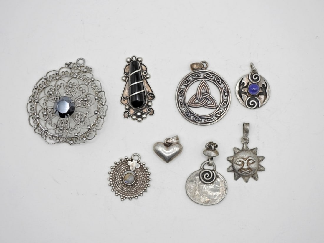 8CT STERLING SILVER VINTAGE PENDANTS (1 of 2)