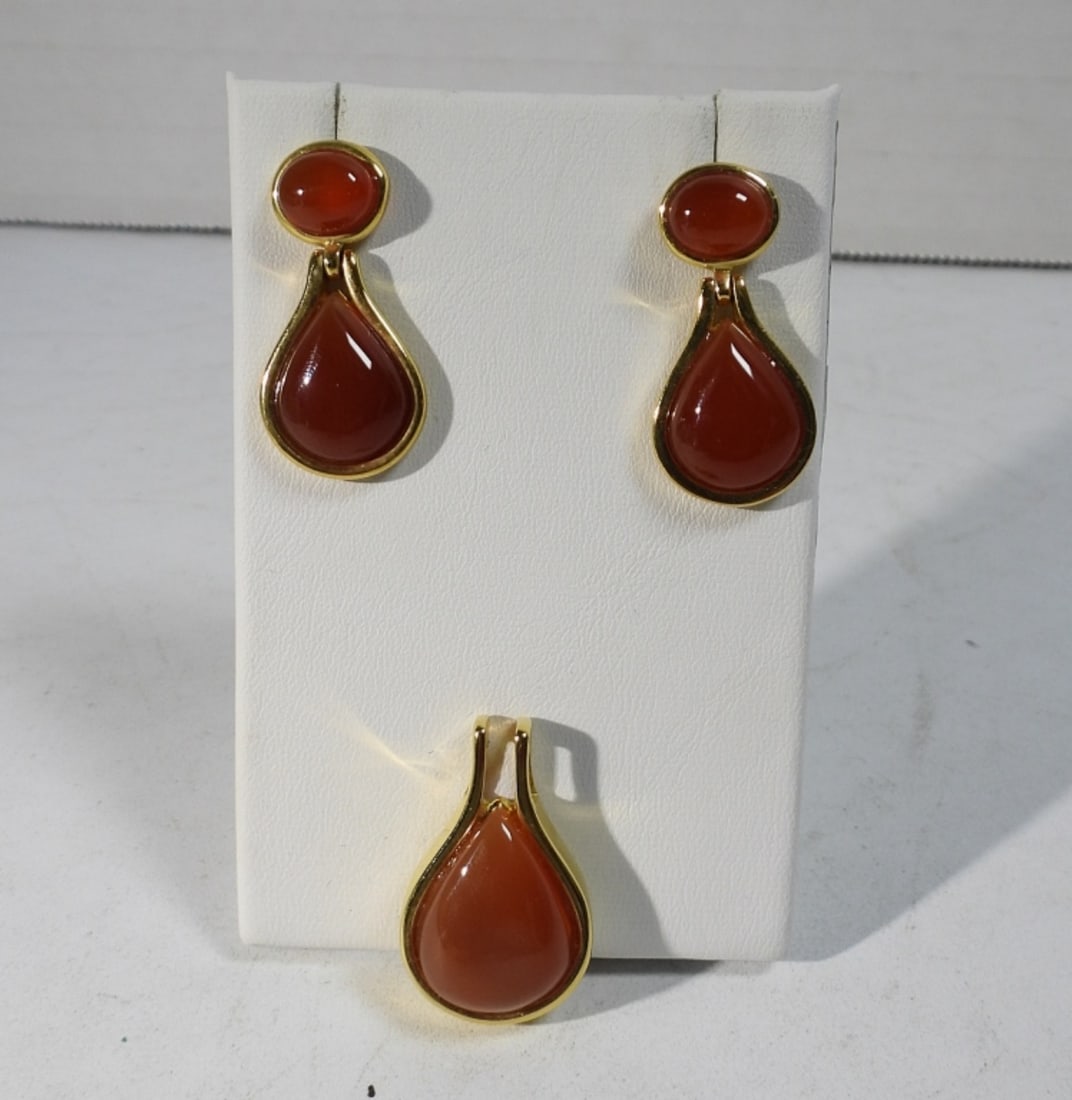 GOLD TONE CARNELIAN SET: GOLD TONE EARRING & PENDANT SET WITH CARNELIAN GEMSTONES. EARRINGS ARE PIERCED.
